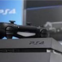 PS4  + 1game 2 Controllers And Charging Stand