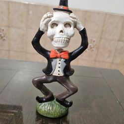 Comedy/ Funny Skeleton Holding Its skull Horror Halloween Vintage Style ll Figurine Statue