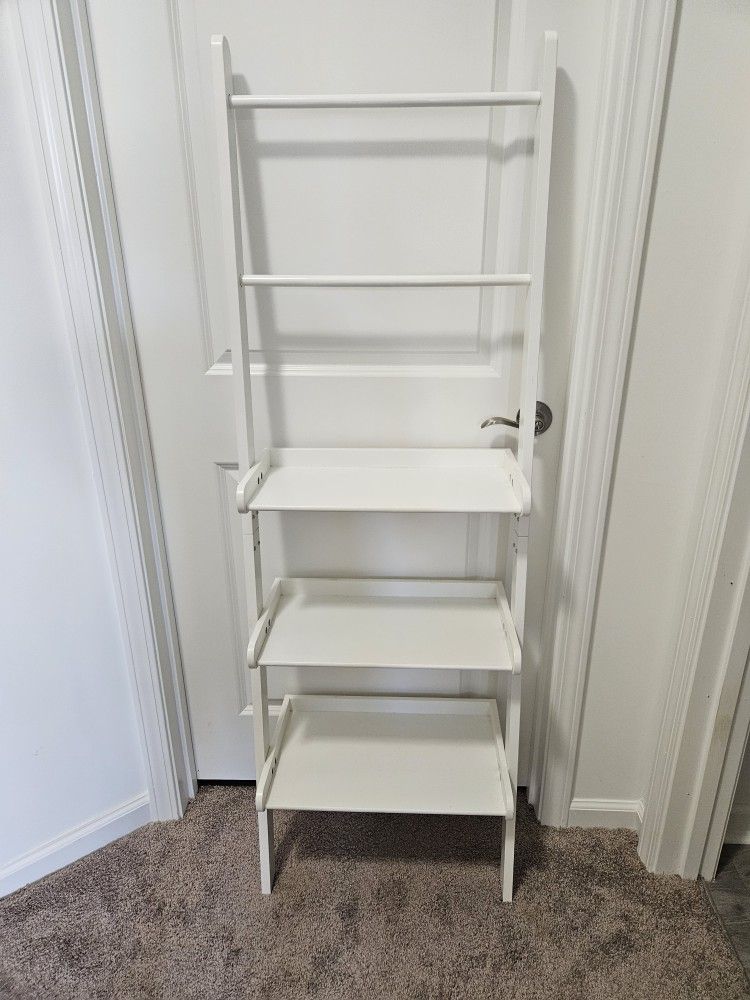 Ladder Shelf With Towel Bars