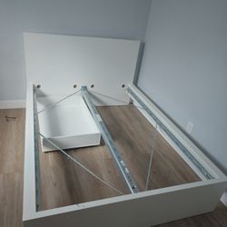 Queen Size Bed Comes With A Mattress 