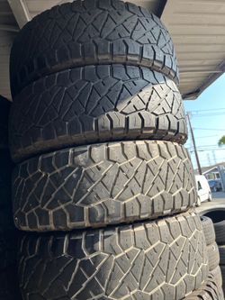 Vendo 295/65/R20 las 4 llantas Nitto las 4 por $210