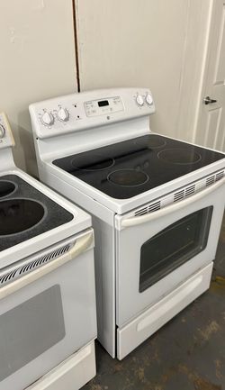 GE Glass-Top Electric Range – 30in White, SmoothTop
