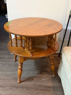 1970s vintage Ethan  Allen maple table that rotates