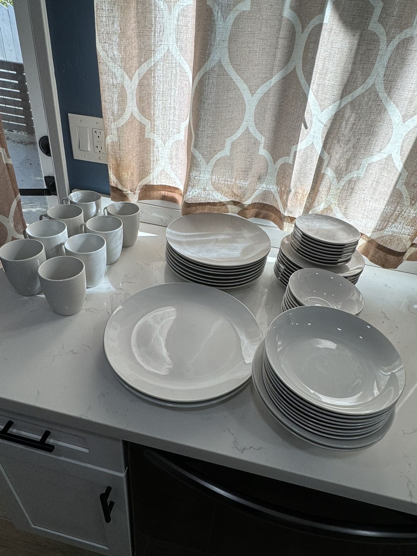 52 Pc Dinnerware Set White Cermaic (Serves 8 People)