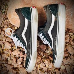 Men’s Size 10.5 - VANS Off The Wall Lace Up Low Top Black And White.
Good Condition!