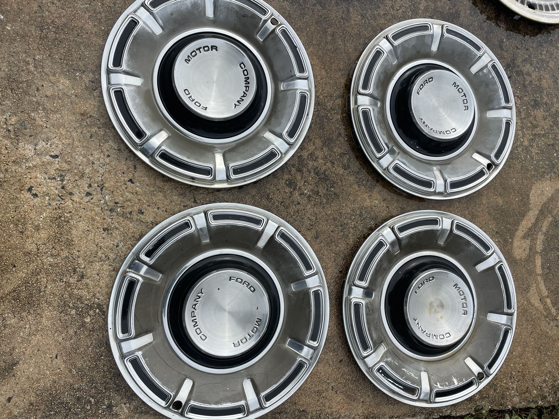 Automobile Hubcaps