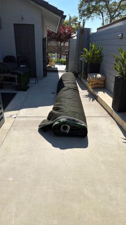 500sq feet of dark green 1.75 inch turf. High quality. Free sand.