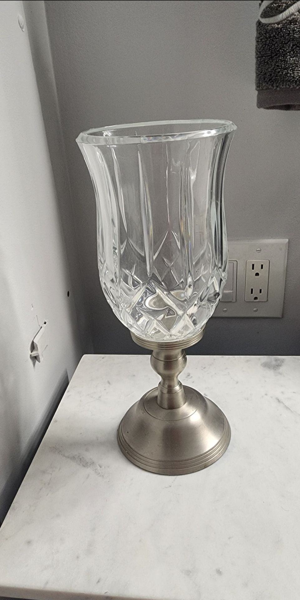 Hurricane-style crystal chandelier/Candelabros de cristal