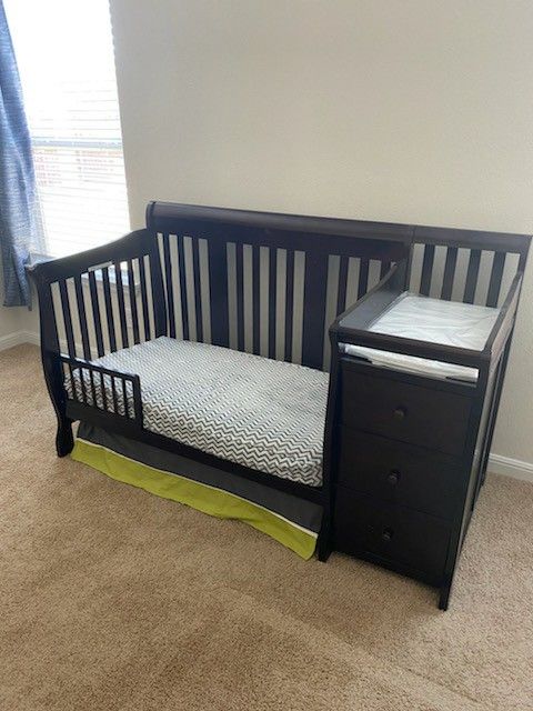 Baby crib/toddler bed/changing table