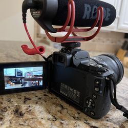 Canon EOS M50 Camera (body) + 3 Lenses + Rode Mic + Jobe Tripod + Battery & Charger + Remote + Camera Bag 
