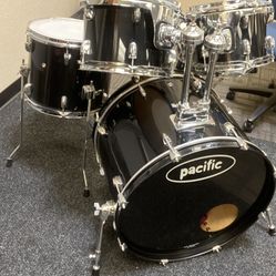 6-piece Drum Set - Many Extras