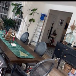 Dinning room table And Six Chairs 