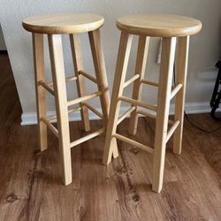 Selling a set of 2 Wood 29-inch bar stools in excellent condition