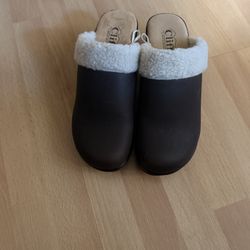 Cliffs by White Mountain Brown Sherpa Lined Faux Leather Clogs - 5 1/2 - like new
