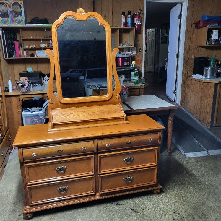 Beautiful Six Drawer Dresser With Mirror And Great Beautiful Condition Lexington Brown Solid Wood