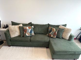 Brynn Green 2-Piece Right Arm Facing Chaise Sectional – Excellent Condition