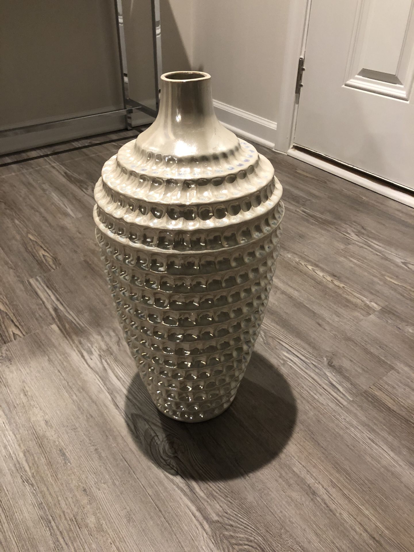 Decorative pearl color vase