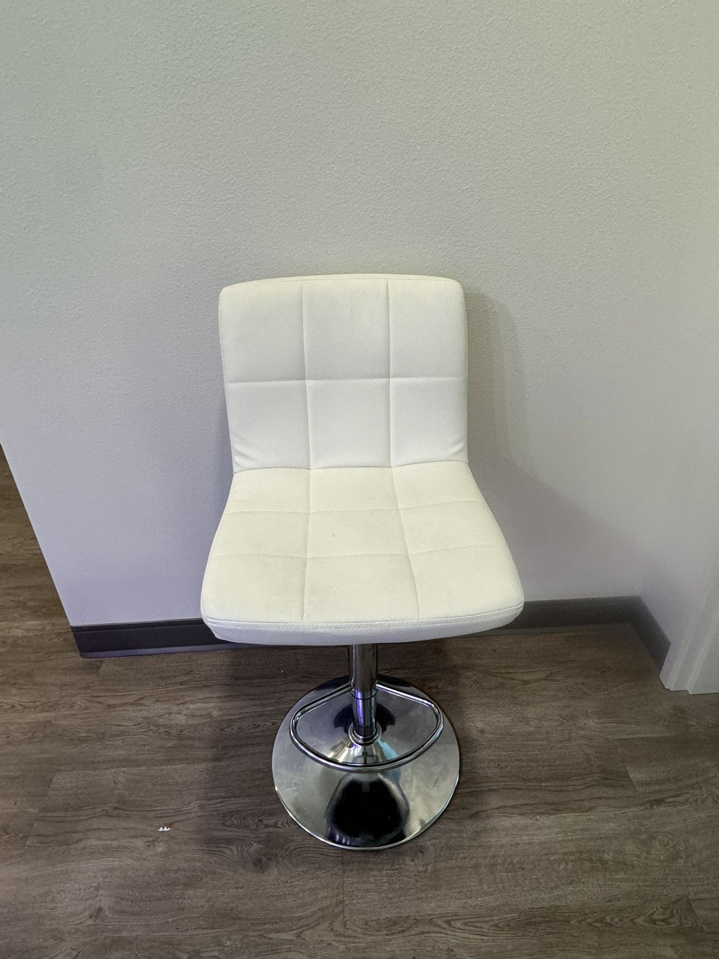 2 Counter Top White Chairs