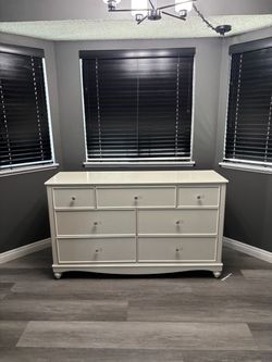7 Drawer Dresser with Crystal Balls