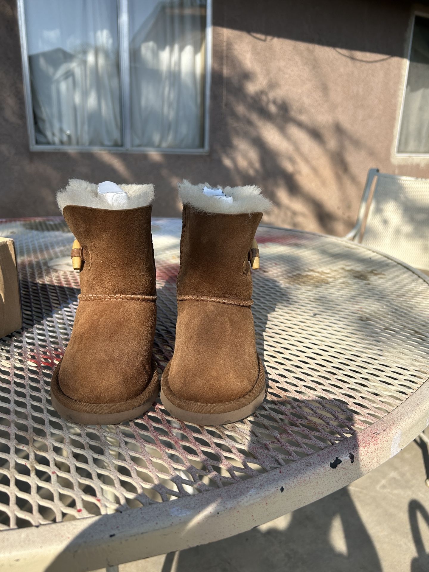 Kids Ugg Size 10