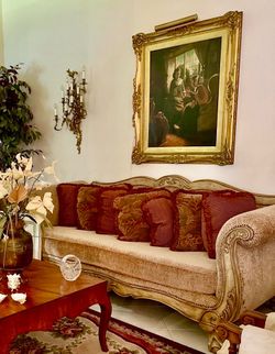Like-new! Elegant Italian Villa style couch Never sat on. Nunca se han usado.
