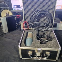 AKG Perception 200 Microphone With Case And Wire.