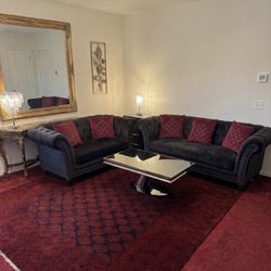 Luxury Living: Black Velvet Sofa & Mirrored Table Set - Pillows Included