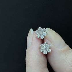 Diamond Stud Earrings Flower Shape 