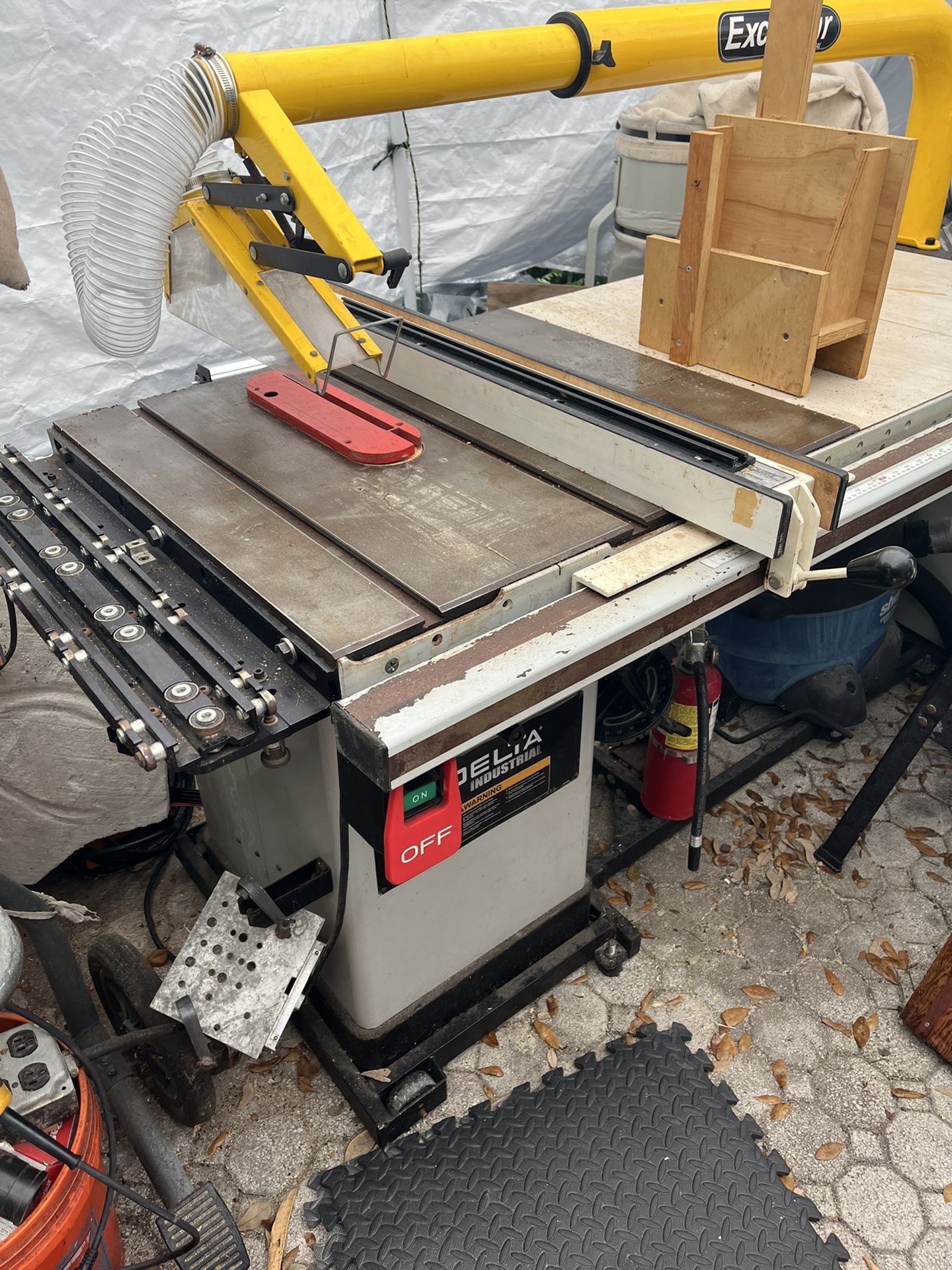 Delta Industrial Table Saw With Excalibur Dust Collection