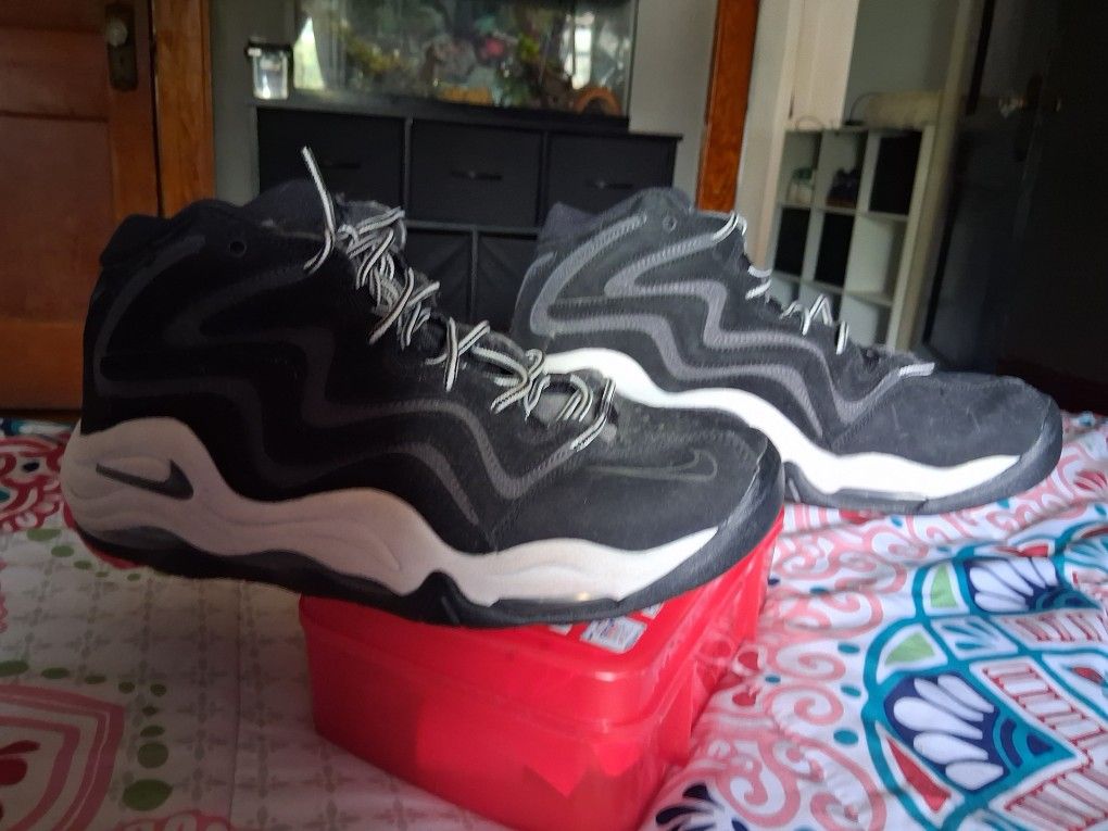 Size 9.5 Men Nikes