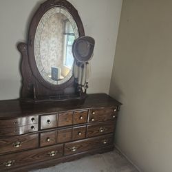 Dresser With Mirror