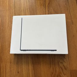 New 13 inches Apple Macbook Air 2025 Laptop A3240 MW123LL/A M4 RAM 16Gb SSD 256Gb