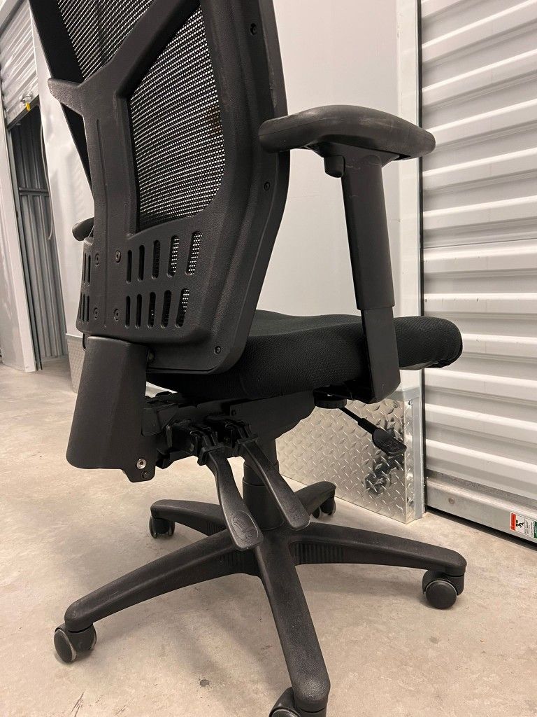 Awsome hydrolic and armrest adjustuble chair