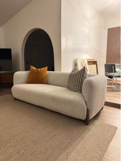Boucle couch! ( delivery available )