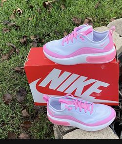 New Nike Women’s Shoes Size 7
