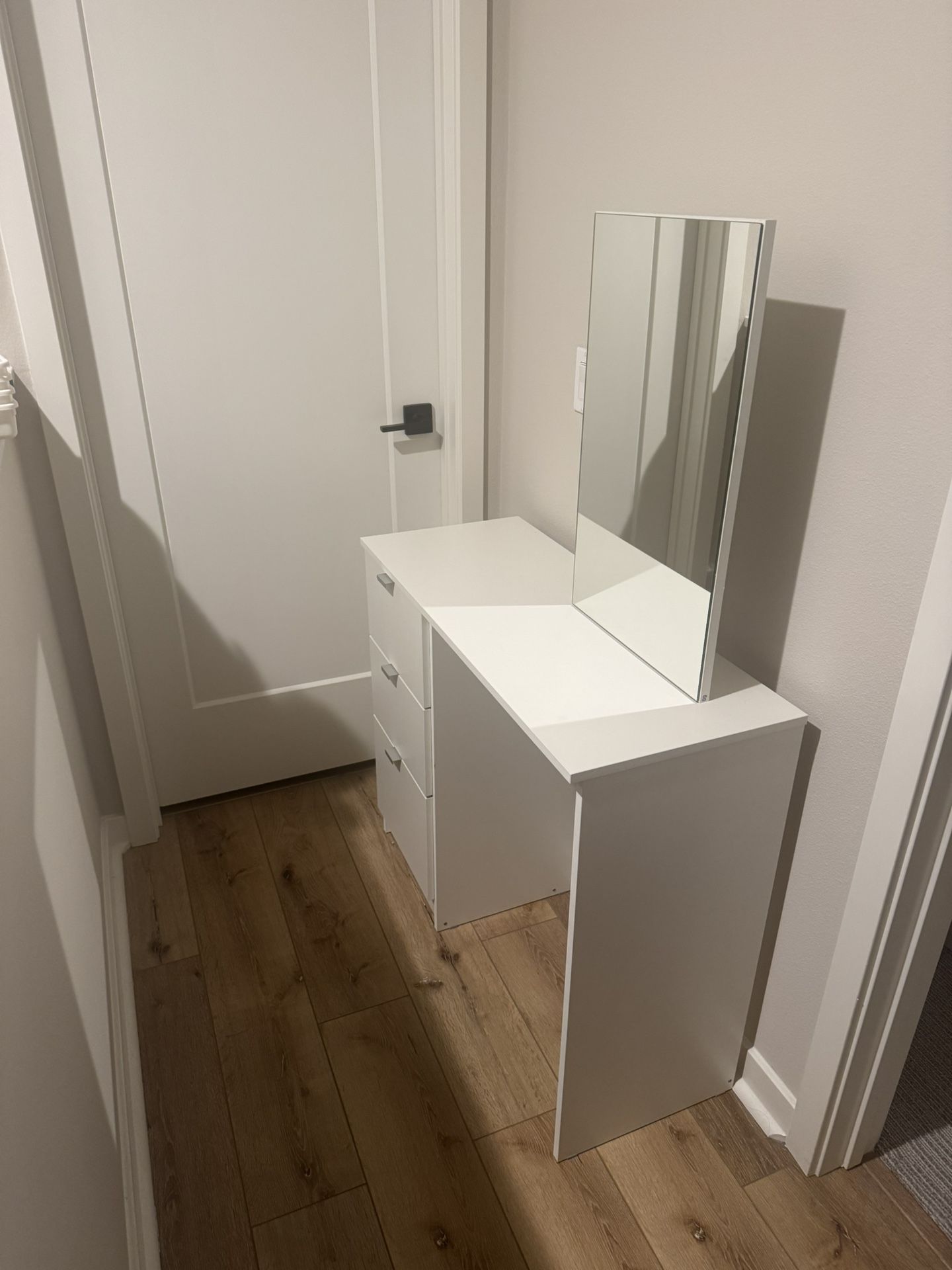 Vanity Desk With Mirror