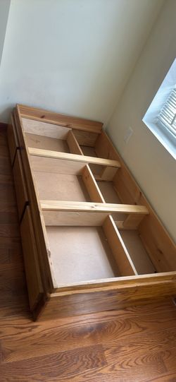 *FREE* Twin bed frame w drawers