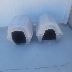 2 Dog houses for sale good condition.  Asking $25.  Bucks (EACH)