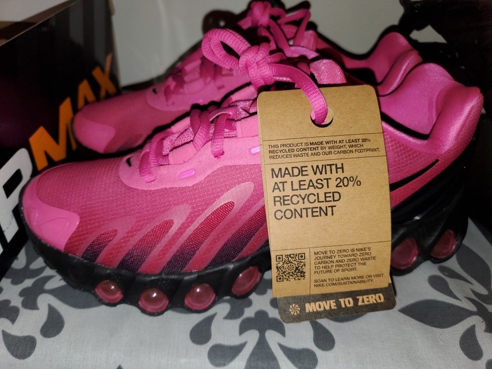 Air Max DN8 Sneaker in Laser Fuchsia, Black & Sport Fuchsia
Nike Size 8 Women's