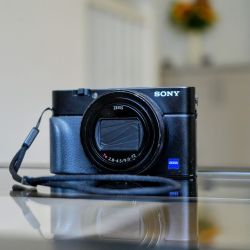 Sony RX100 VI Bundle - 4K, 24-200mm Zoom + Extra Batteries & Grip