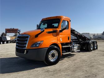 2020 Freightliner Cascadia 126 (24FT Spartan Roll-Off)