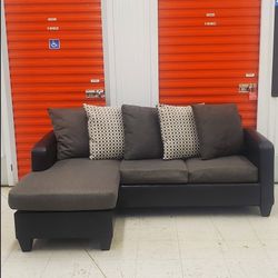 Like New Leather/Fabric Sectional Couch  *DELIVERY AVAILABLE*🛻