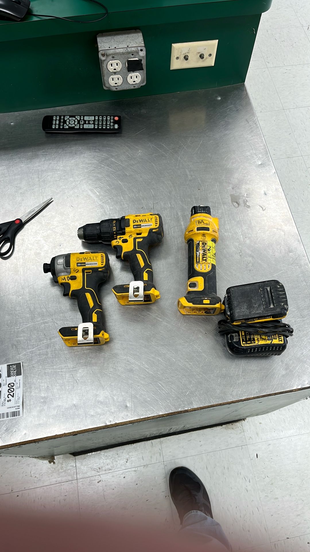 Dewalt 3 Pc Cordless Combo Battery And Charger