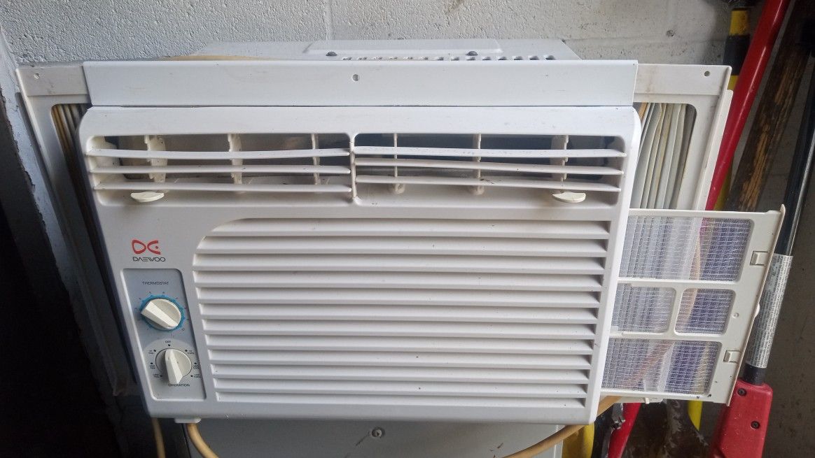 5000 BTU Window AC WORKS GREAT 