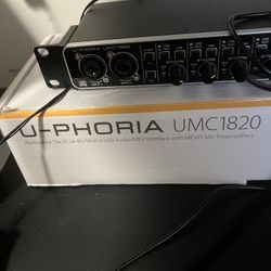 Beringer  U-Phoria UMC1820
