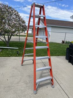 Save $100 - Like new Fiberglass 8’ A Ladder