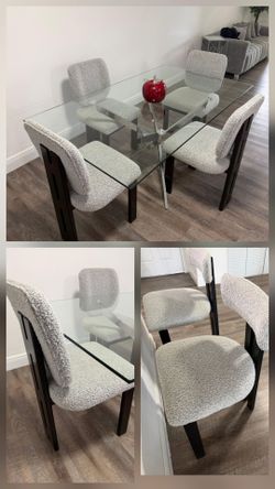 Mesa de comedor 6 puestos  con 4 sillas.