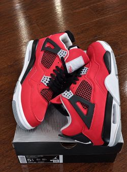 Air Jordan 4 Retro Toro Bravo Sneakers size 6.5