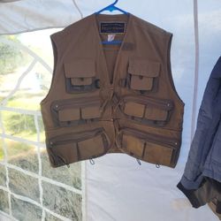Mens  Fishing  Vest Size  L I ASK $20.00