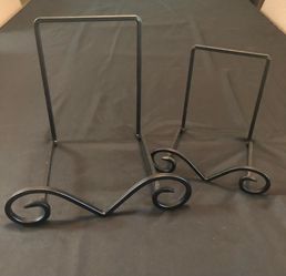 Heavy wrought iron plate holders for decorative plates and platters